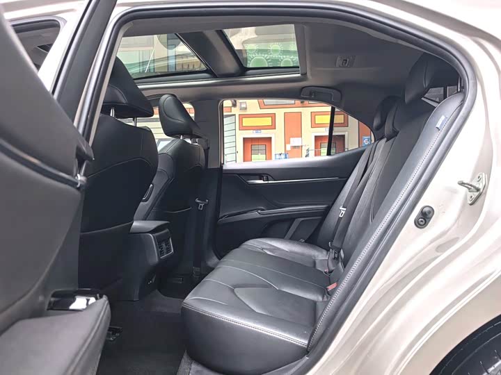 Фото 5 - Toyota Camry