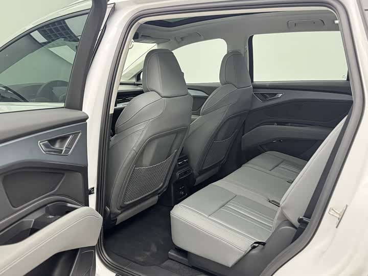 Фото 6 - Audi Q5 e-tron