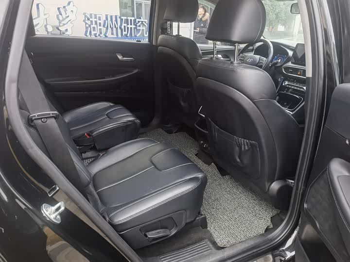 Фото 11 - Hyundai Santa Fe