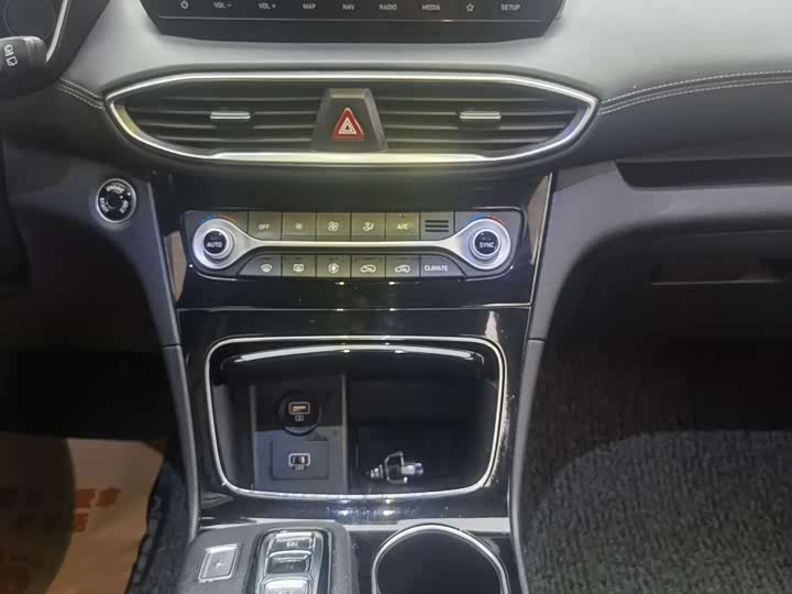 Фото 15 - Hyundai Santa Fe