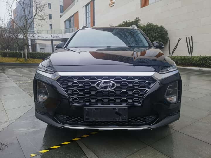 Фото 2 - Hyundai Santa Fe