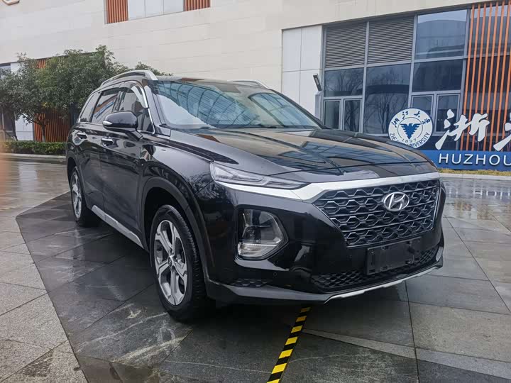 Фото 3 - Hyundai Santa Fe