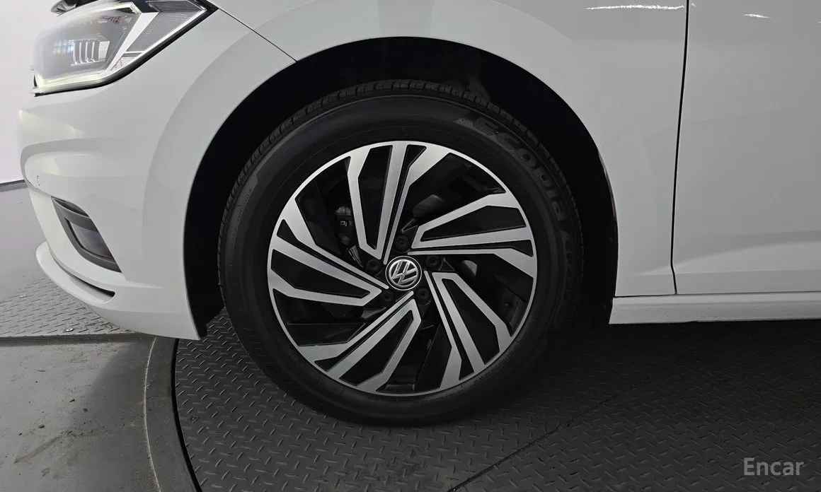 Photo 5 - Volkswagen Jetta