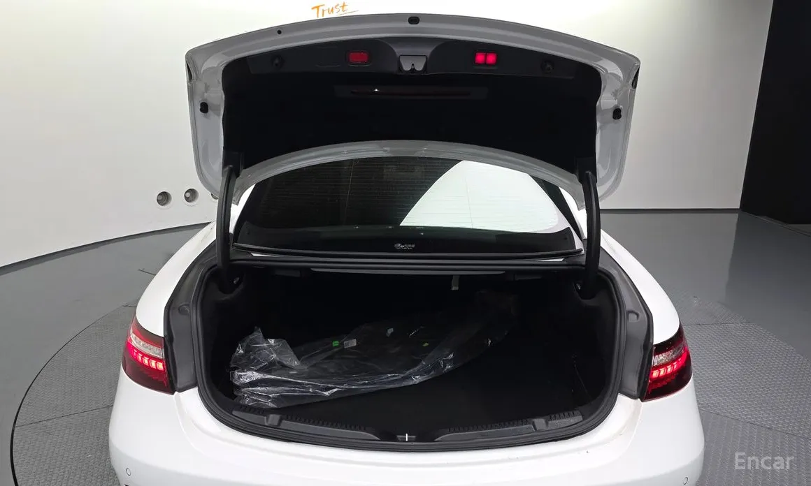 Фото 20 - Mercedes-Benz E-Class