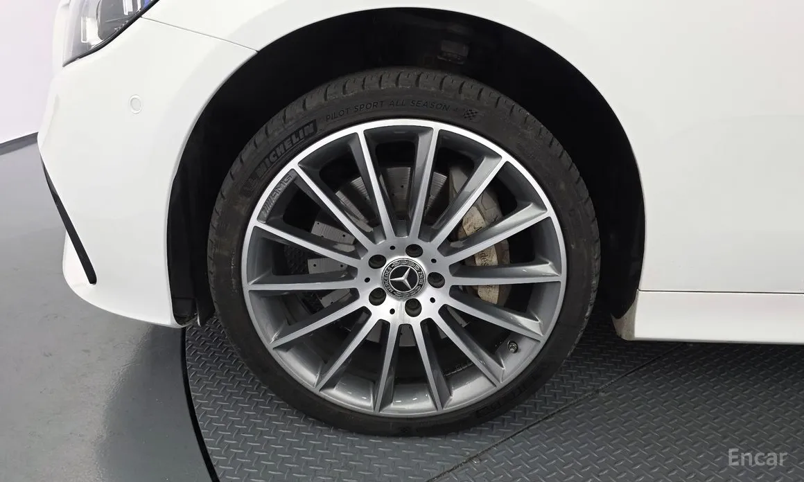Фото 5 - Mercedes-Benz E-Class