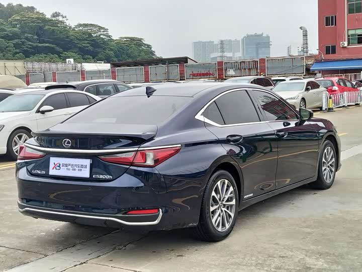 Фото 7 - Lexus ES