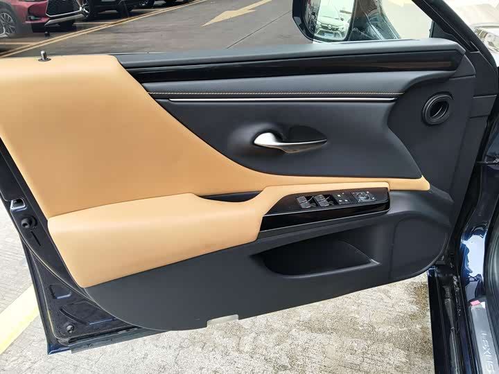 Фото 8 - Lexus ES