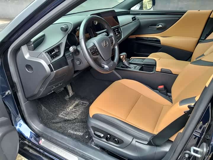 Фото 9 - Lexus ES
