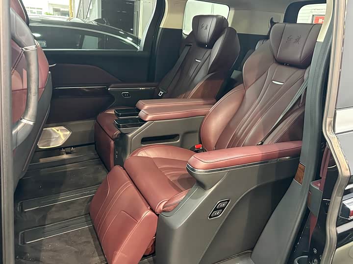 Фото 8 - Hongqi HQ9