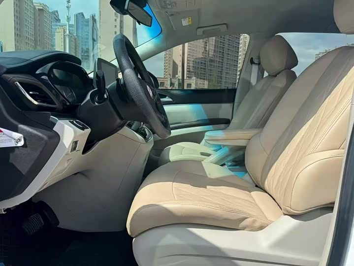 Photo 5 - Buick GL8 ES