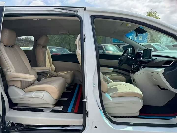 Photo 6 - Buick GL8 ES
