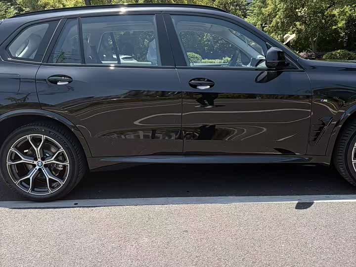 BMW X5 2026 2026款 xDrive 30Li 尊享型M运动曜夜套装