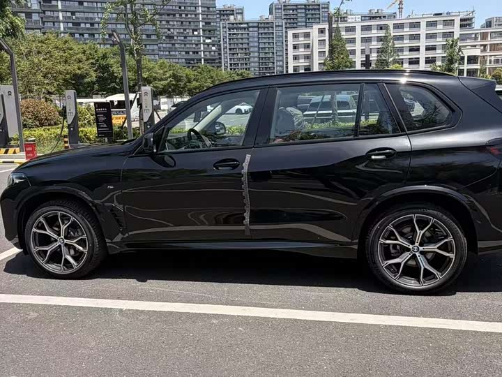 BMW X5 2026 2026款 xDrive 30Li 尊享型M运动曜夜套装