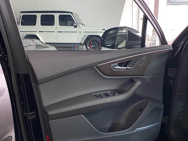 Фото 8 - Audi Q7