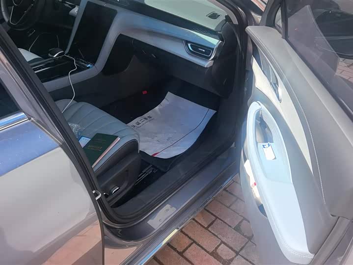 Фото 8 - Hongqi H5 Hybrid