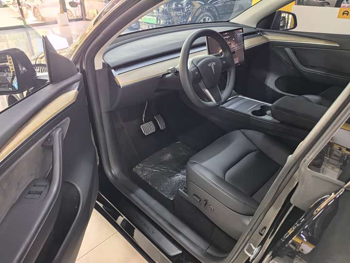 Photo 4 - Tesla Model Y