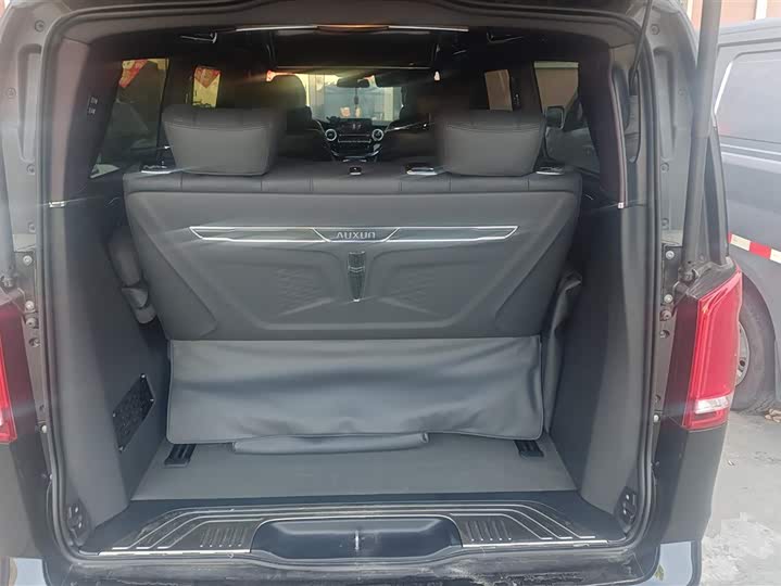 صورة 4 - Mercedes-Benz V-Class