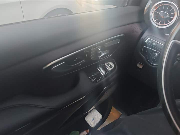 صورة 7 - Mercedes-Benz V-Class