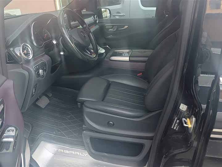 صورة 9 - Mercedes-Benz V-Class
