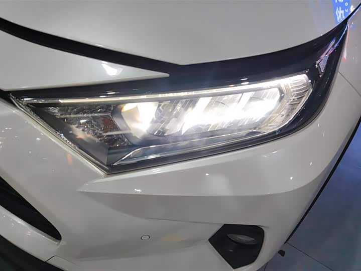 Photo 5 - Toyota RAV4