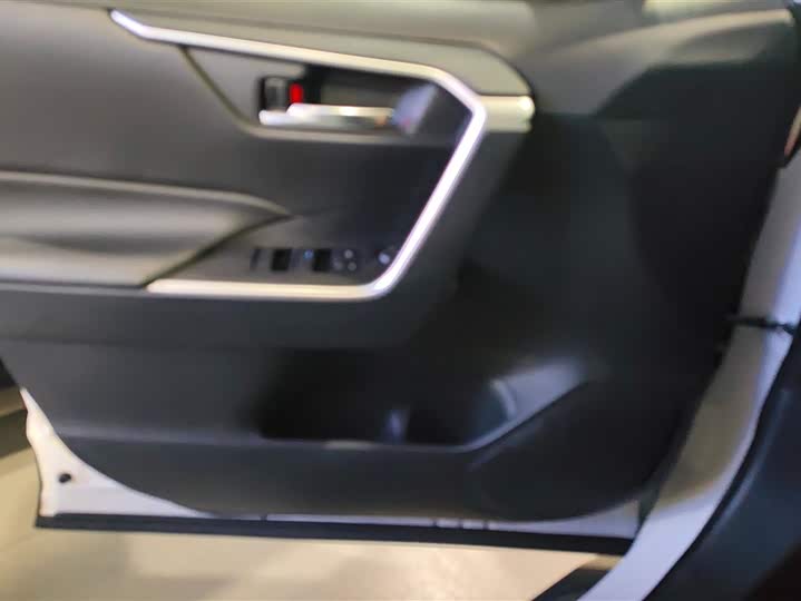 Photo 7 - Toyota RAV4