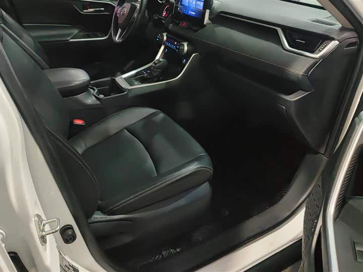 Photo 8 - Toyota RAV4