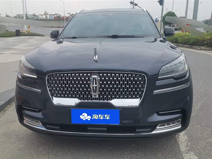 Photo 2 - Lincoln Aviator