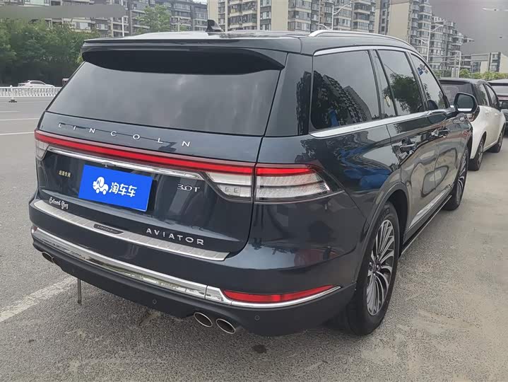 Photo 3 - Lincoln Aviator
