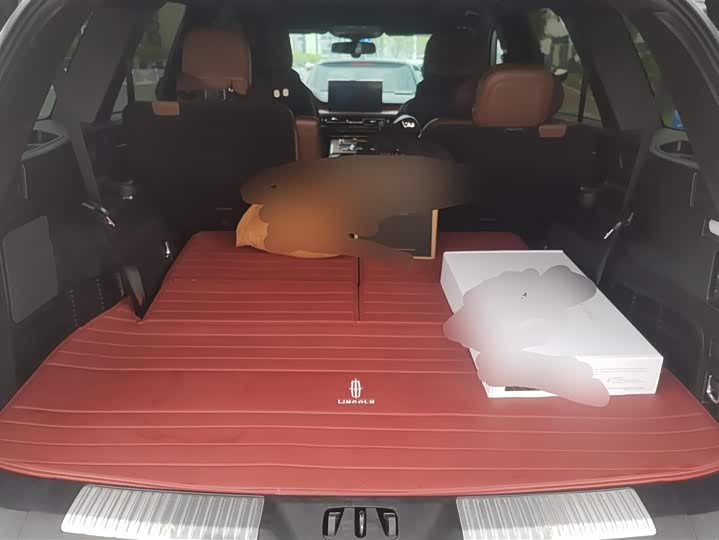 Photo 4 - Lincoln Aviator