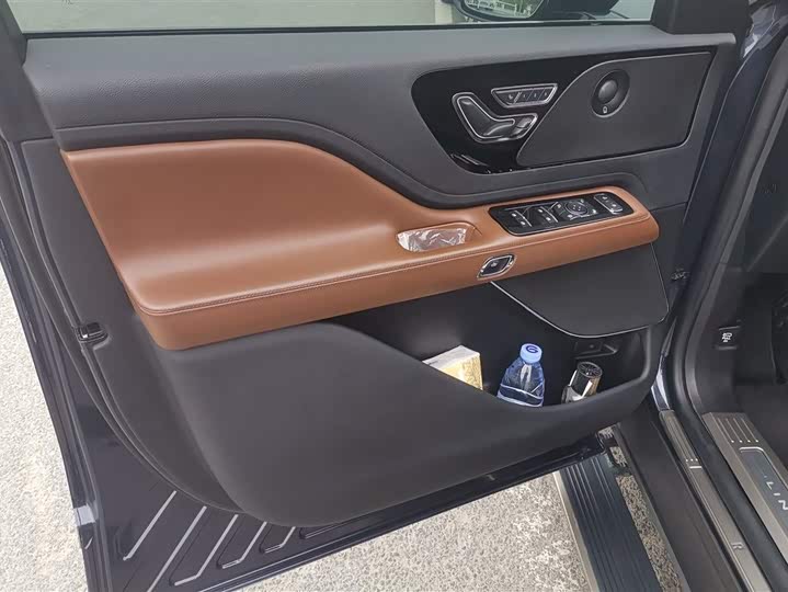 Photo 7 - Lincoln Aviator