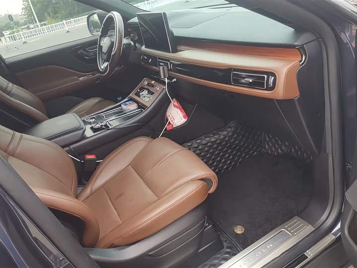 Photo 8 - Lincoln Aviator