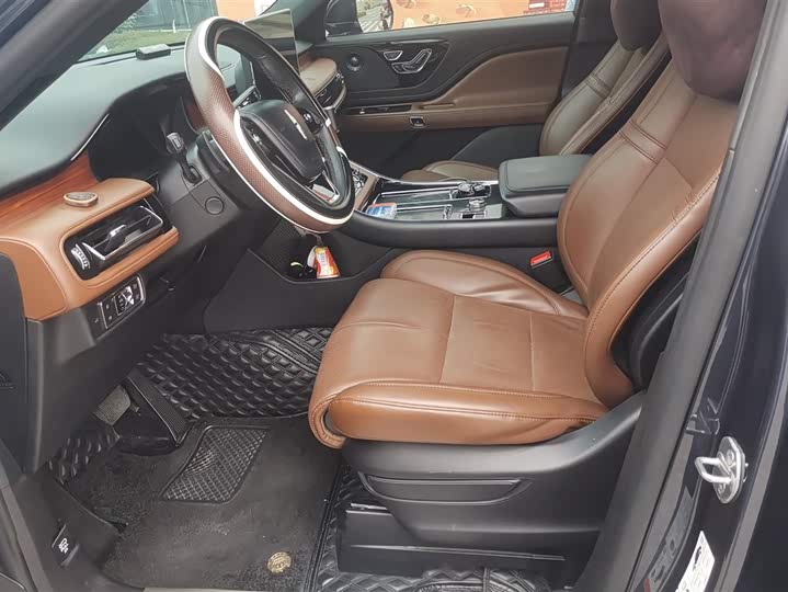 Photo 9 - Lincoln Aviator