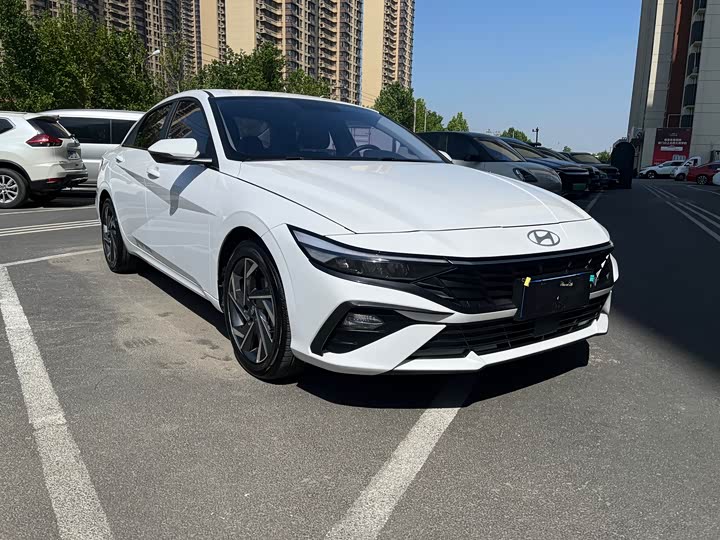 Photo 3 - Hyundai Elantra N line