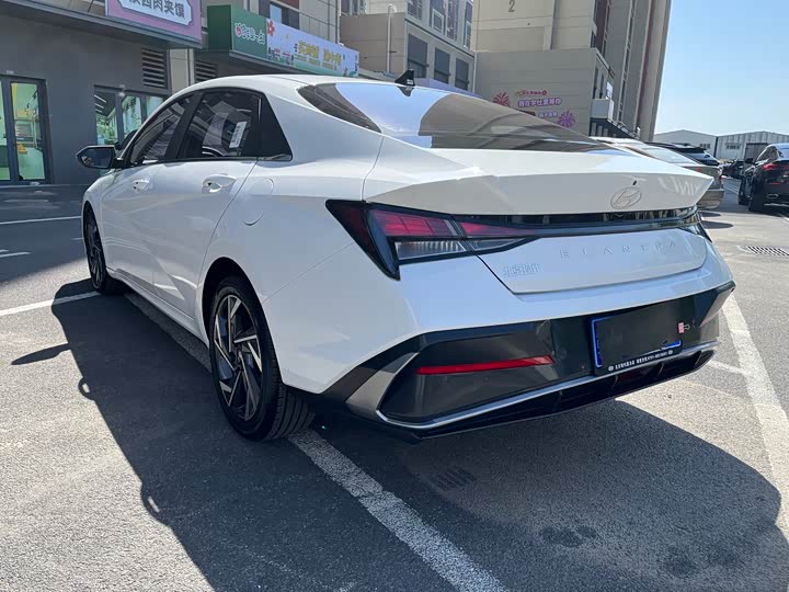 Photo 4 - Hyundai Elantra N line