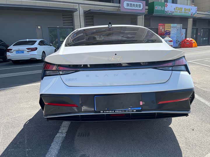 Photo 5 - Hyundai Elantra N line