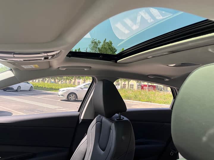 Photo 9 - Hyundai Elantra N line