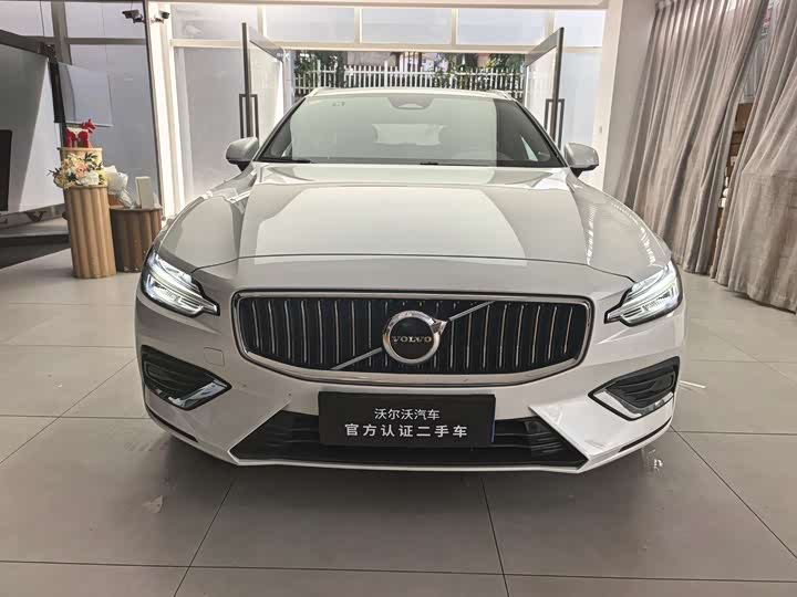 2025 Volvo V60