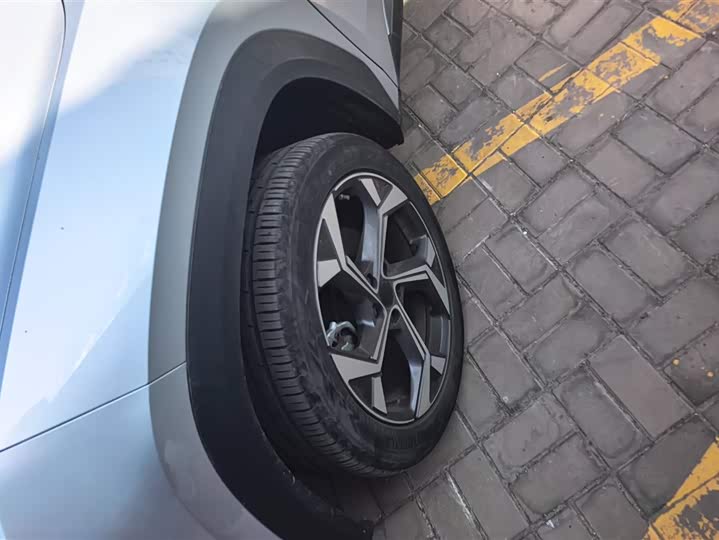 Фото 6 - Geely Atlas L