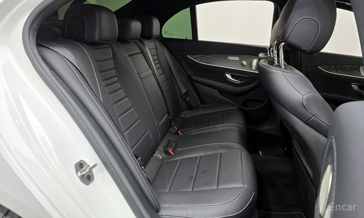 Фото 11 - Mercedes-Benz E-Class