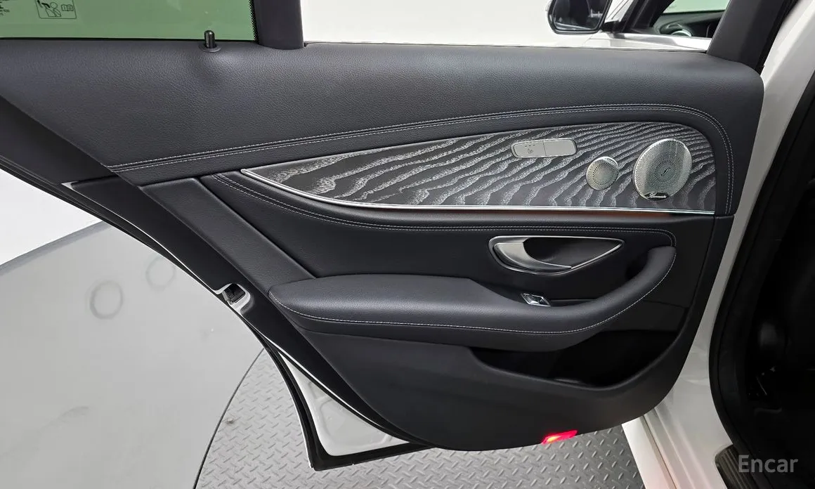 Фото 25 - Mercedes-Benz E-Class