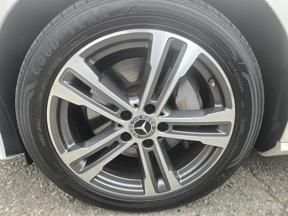 صورة 5 - Mercedes-Benz E-Class