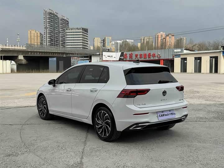 Photo 7 - Volkswagen Golf