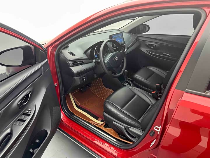 Photo 9 - Toyota Yaris L Hatchback