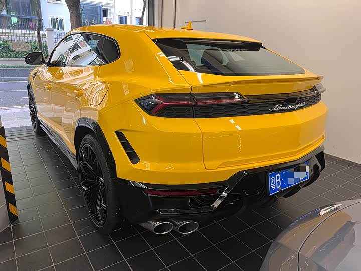 2025 Lamborghini Urus SE