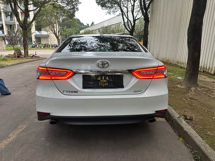 Фото 9 - Toyota Camry