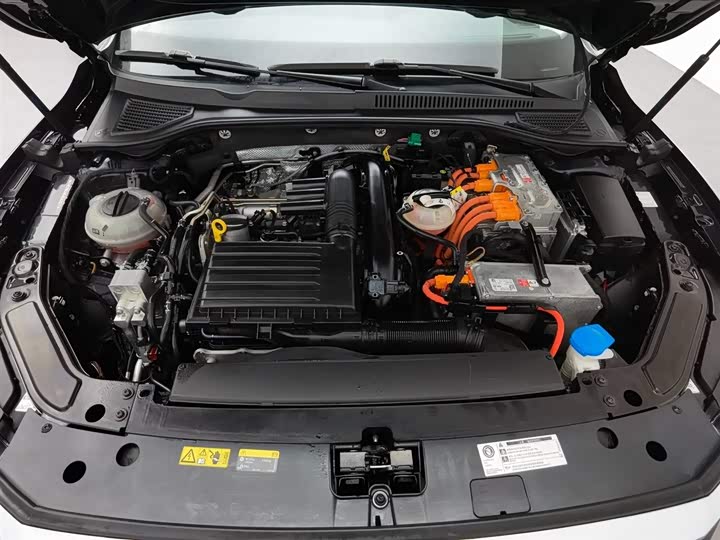 Фото 7 - Volkswagen Passat Hybrid