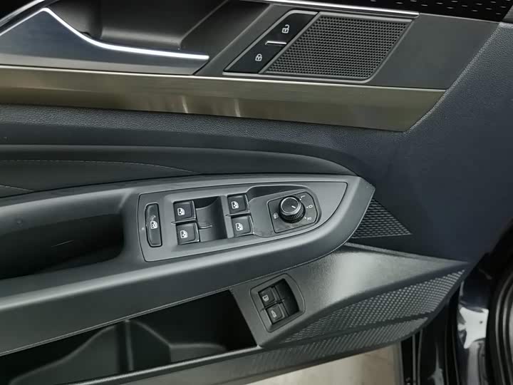 Фото 8 - Volkswagen Passat Hybrid