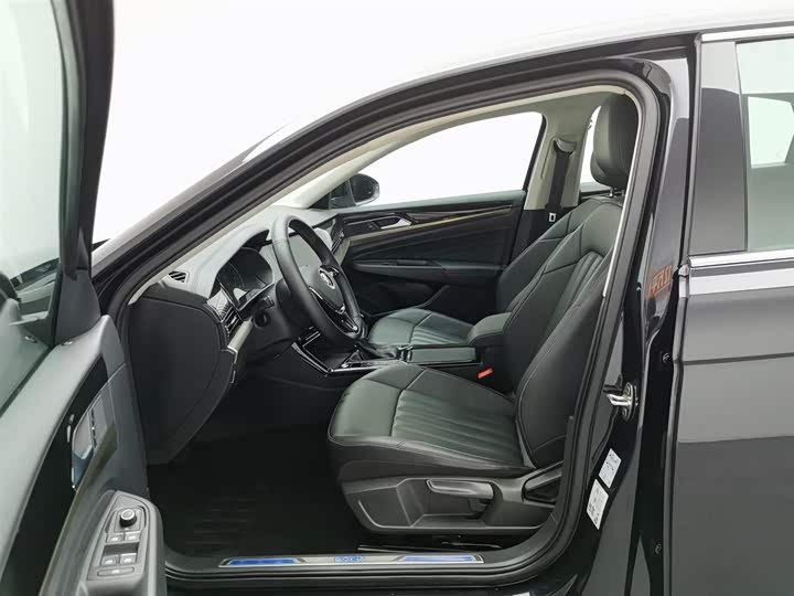 Фото 9 - Volkswagen Passat Hybrid