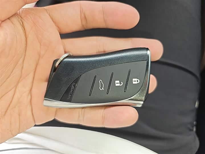Фото 9 - Lexus ES