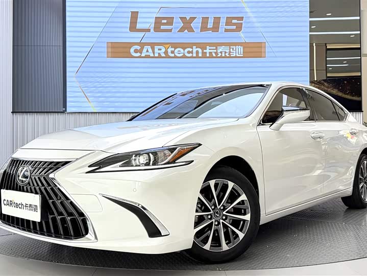 Фото 1 - Lexus ES